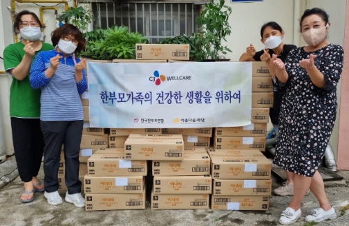 이너비 제품을 전달받은 한부모 가정 여성들이 기념촬영을 하고 있는 모습/ 사진 제공 = CJ Wellcare