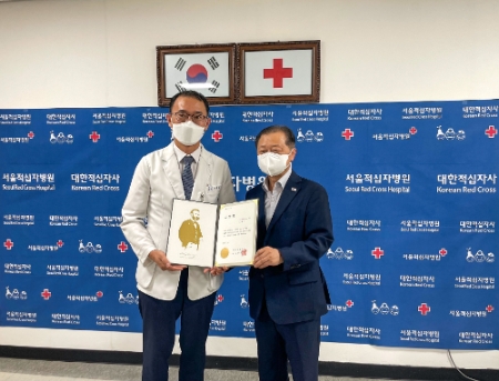 취약계층 환자의 수술 집도뿐만 아니라 고시원 월세까지 건네며 인술을 펼친 서울적십자병원 신동규 외과 과장(사진 왼쪽)이 11일(월), 서울 종로구 서울적십자병원에서 대한적십자사 신희영 회장(오른쪽)으로부터 적십자 인도주의 정신을 몸소 실천한 공적으로 표창을 받았다.