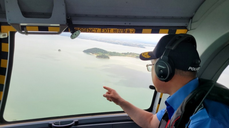 김종욱 서해지방해양경찰청장이 12일 헬기를 타고 기름유출사고가 발생한 전남 무안군 도리포 인근 해상을 순찰하고 있다. (사진제공 = 서해지방해양경찰청)