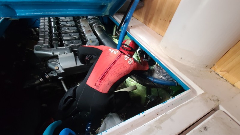 파공부위 확인하는 여수해경 모습 (사진제공 = 여수해양경찰서)