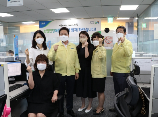 이재식 부회장이 폭염예방안내상황실 방문하여 격려하는 모습/ 사진 제공 = 농협중앙회