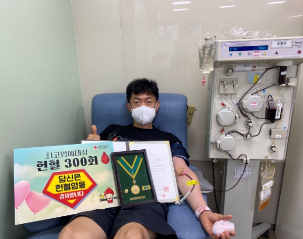 헌혈의집 둔산센터에서 헌혈 참여하는 송영헌 헌혈자(적십자 회원유공장 최고명예대장 수상)