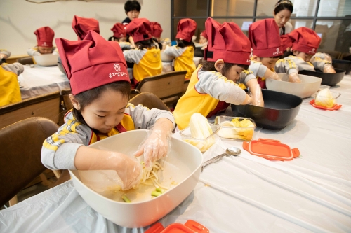 풀무원 뮤지엄김치간에서 아이들이 김치 만들기 체험을 하고 있다.