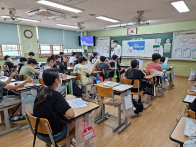 지난 11일 경기도 남양주 위치한 송라초등학교에서 진행된 ‘2022 찾아가는 금융체험교실’ 프로그램 진행 모습/ 사진 제공 = 신한은행