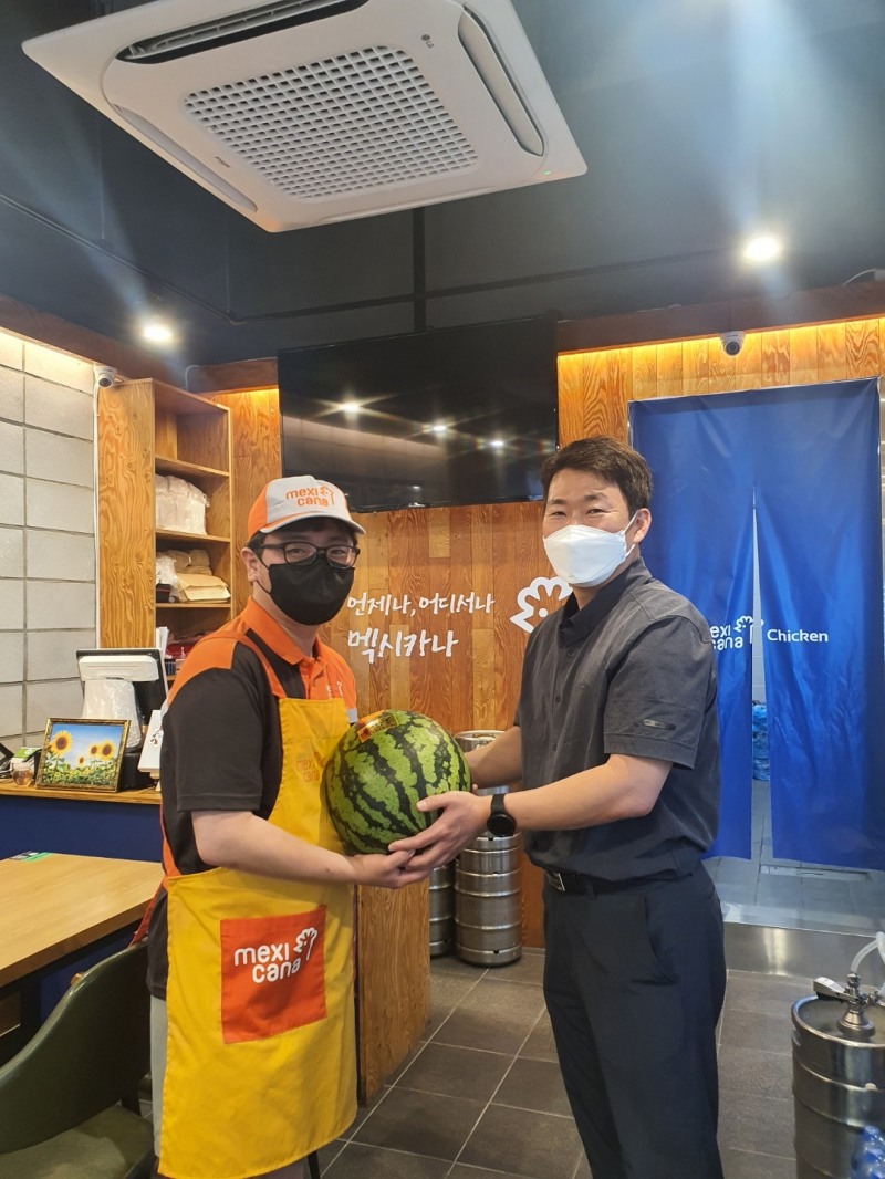 멕시카나, ‘수박 먹고 화이팅!’...전 가맹점에 초복 기념 수박 증정