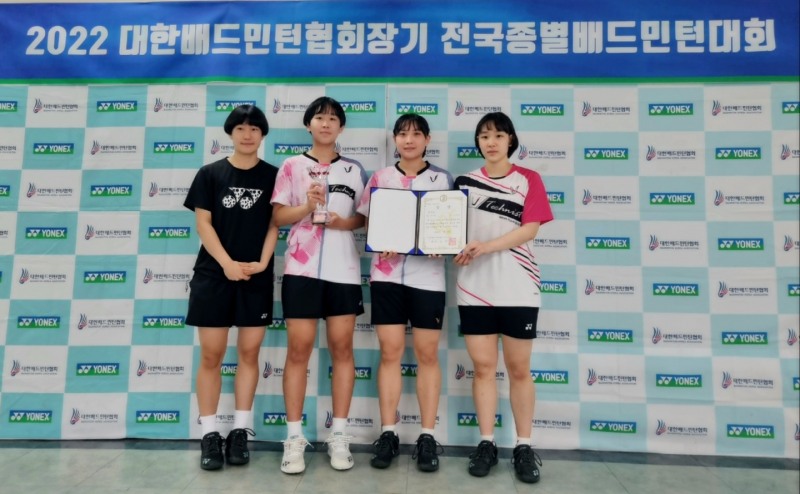 여자고등부 단체전 2위를 차지한 화순고 배드민턴 선수들이 기념촬영을 하는 모습 (사진제공 = 화순군)