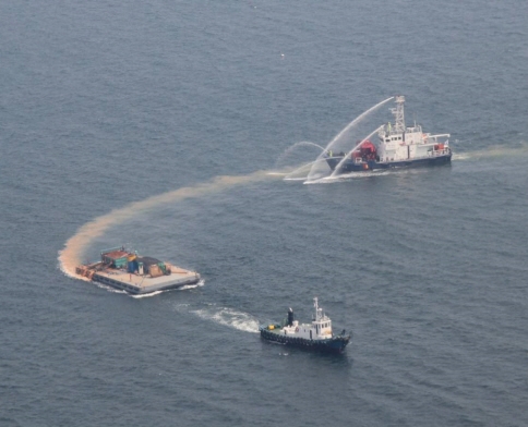 해양경찰 방제정이 황토 교반작업을 진행하고 있다. (사진제공 = 여수해양경찰서)