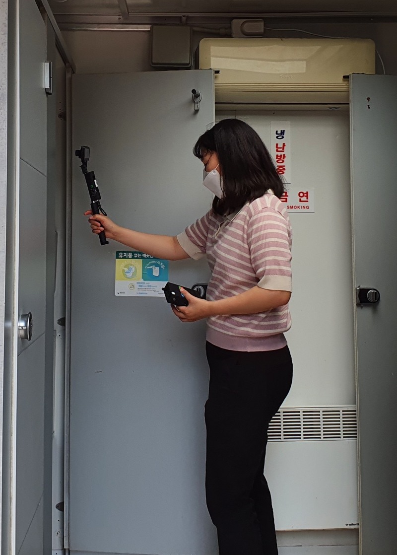 공중화장실 불법카메라 점검 모습 (사진제공 = 함평군)