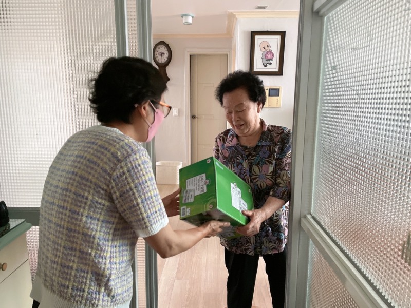 어르신에게 '토닥토닥 응급키트'를 전달하는 모습 (사진제공 = 정읍시)