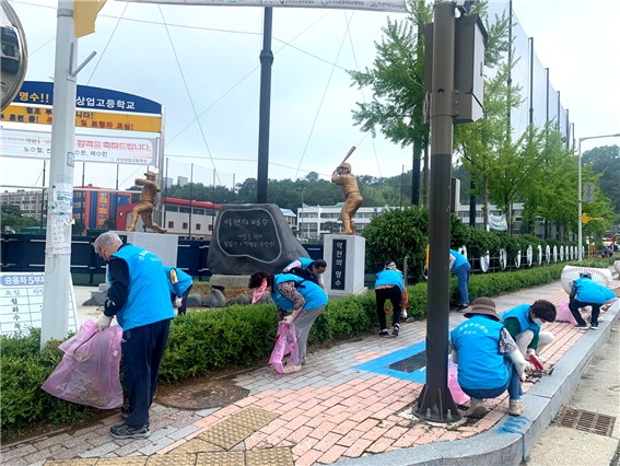 지난 12일 진행 된 환경정화 활동 모습 (사진제공 = 군산시)