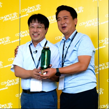코스모프로프 어워드 1위를 차지한 모다모다의 CTO 이해신 카이스트 석좌교수(좌)와 배형진 대표(우)/ 사진 제공 = 모다모다