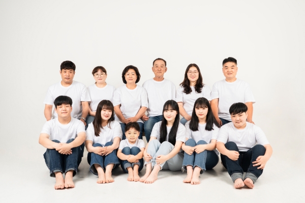 기증자 최백식 씨(뒷줄 오른쪽 세번째)