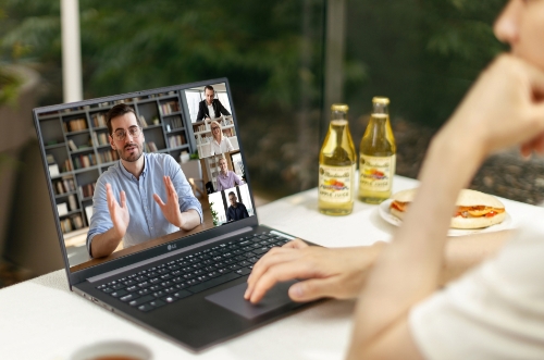 모델들이 LG 울트라PC 엣지를 체험하고 있다.