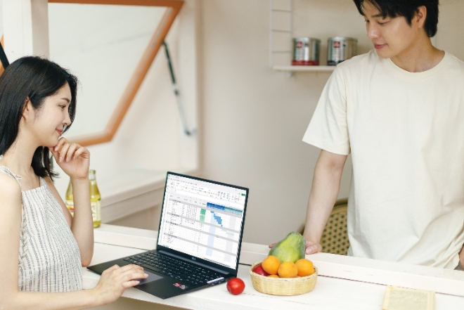 LG전자가 15일부터 슬림한 디자인, 대화면, 휴대성으로 무장한 'LG 울트라PC 엣지' 노트북을 선보인다. 모델들이 LG 울트라PC 엣지를 체험하고 있다. (사진 = LG전자 제공)