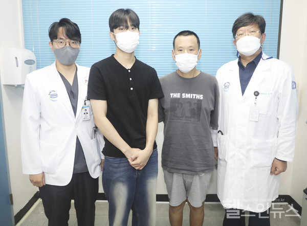 (왼쪽부터)의정부성모병원간담췌외과한의수교수,환자A씨아들,환자A씨,소화기내과김창욱교수