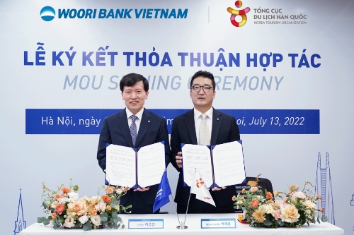 베트남우리은행이 지난 13일 한국관광공사 하노이 지사와 ‘한국-베트남 미래세대 교류 및 관광 유치를 위한 업무협약’을 체결했다. 이종인 베트남우리은행 법인장(왼쪽)과 이재훈 한국관광공사 하노이 지사장이 기념촬영을 하고 있다.