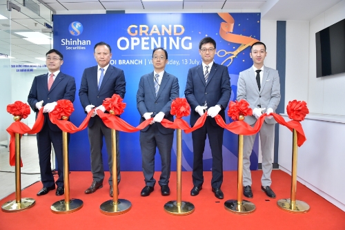 신한금융투자는 13일(현지시간) 베트남 하노이에서 하노이지점 개점식을 진행했다. (왼쪽부터) 신한베트남은행 조문성 부행장, 코트라 최동철 팀장, 주하노이 베트남 대사관 윤상기 재정관, 신한금융투자 베트남 한복희 법인장, 신한금융투자 베트남 하노이지점 쯔엉 지점장