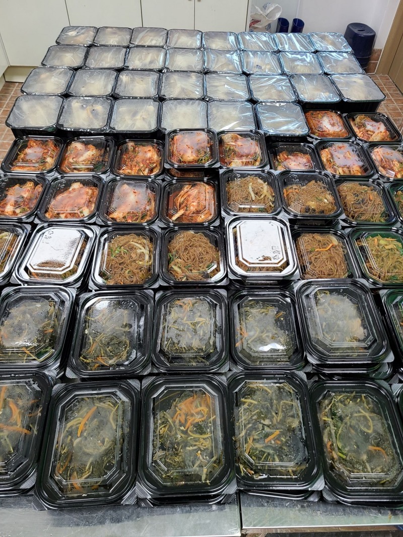 군산시 흥봉 봉사단은 초복을 맞아 홀몸 어르신들에게 반찬나눔 봉사활동을 펼쳤다. (사진제공 = 군산시)