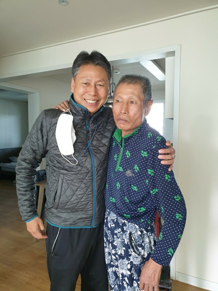 최근 전남대병원에 장기기증을 한 장영근(우측)씨가 생전에 동생인 주섭(좌측)씨와 함께 사진을 찍고 있다. (사진제공 = 전남대병원)