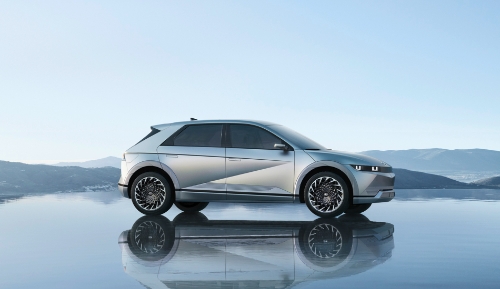 현대자동차가 15일(금)부터 전용 전기차 아이오닉 5의 연식변경 모델 ‘2023 아이오닉 5(이하 아이오닉 5)’를 출시하고 본격적인 판매에 돌입한다고 밝혔다.