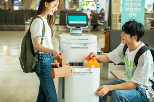 실내 배달로봇 딜리에어가 인천국제공항 제1여객터미널에서 배달을 하고 있다.