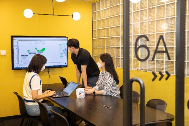 현대건설은 15일 유연한 근무환경 조성을 위해 서울 종로구 계동 본사 이외에 서울 역삼동과 대림동, 경기도 용인시 마북동에 거점 오피스를 운영한다고 밝혔다. 사진은 현대건설의 서울 역삼동 거점 오피스인 'Hi-Work'의 협업형 좌석의 모습.