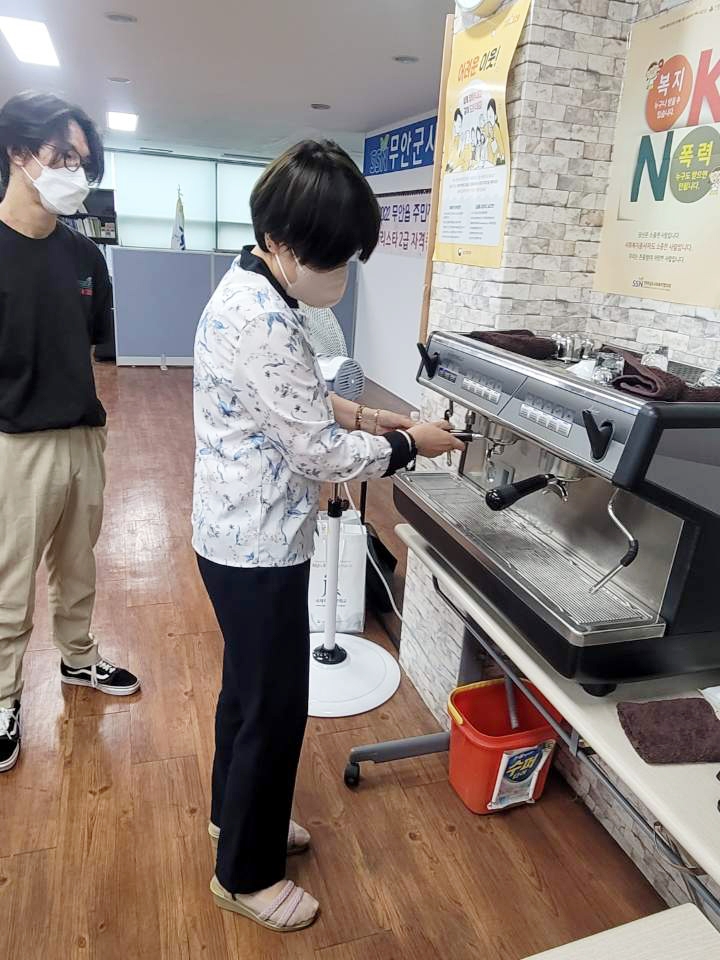 무안군 무안읍 주민자치위원회는 바리스타 2급 자격증반 프로그램을 운영한다. (사진제공 = 무안군)