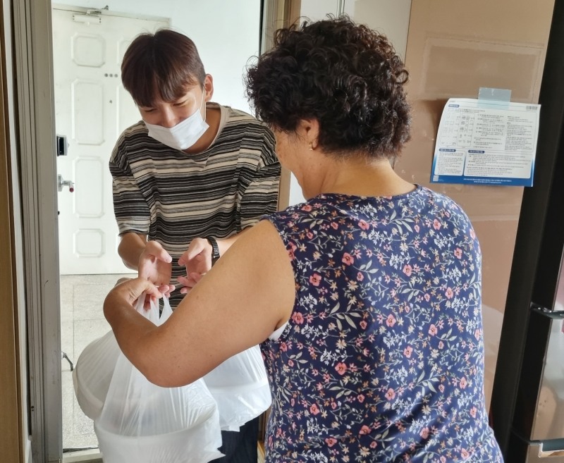 정읍사회복지관 직원이 삼게탕을 전달하고 있다. (사진제공 = 정읍시)