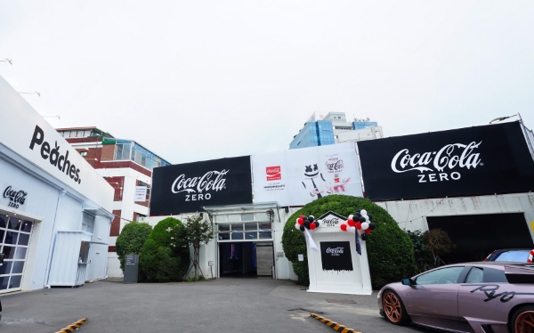 코카-콜라는 오는 23일까지 성수동에 위치한 ‘피치스 도원(Peaches.D8NE)’에서 ‘코카-콜라 제로 MARSHMELLO(마시멜로)’ 하우스 파티 콘셉트의 체험존을 운영한다. 이번 체험존은 코카-콜라와 세계적인 DJ이자 EDM 아티스트 MARSHMELLO(마시멜로)의 음악적 상상력과 영감이 더해진 이색적인 경험을 선사하고자 기획됐다.