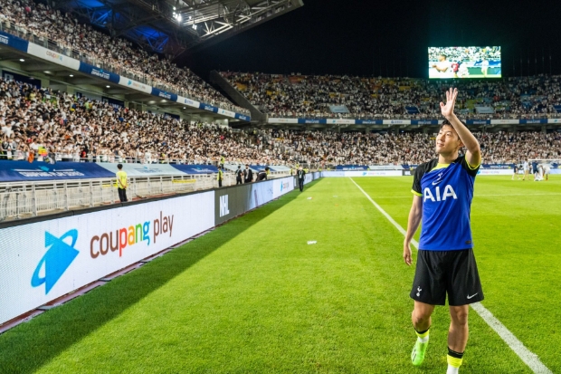 2차전 경기후 손흥민 선수가 팬들의 환호에 일일이 답하는 모습.