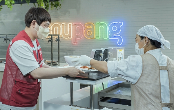 쿠팡풀필먼트서비스가 초복을 맞아 전국 물류센터 직원들에게 삼계탕, 보쌈 등 몸 보신에 좋은 다양한 영양식을 제공했다.