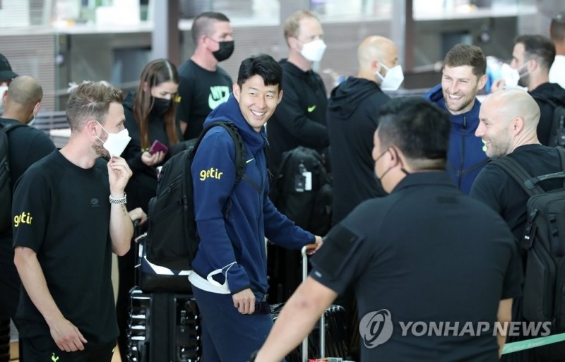 (영종도=연합뉴스) 쿠팡플레이 시리즈 팀K리그, 세비야 FC와 친선경기를 마친 토트넘 홋스퍼 손흥민이 17일 인천국제공항 제2여객터미널을 통해 출국하며 팬들에게 인사를 하고 있다.