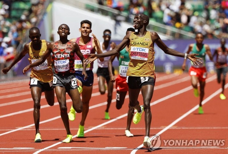 (유진 EPA=연합뉴스) 조슈아 체프테게이가 18일(한국시간) 미국 오리건주 유진 헤이워드 필드에서 열린 2022 세계육상선수권 남자 10,000m 결선에서 결승선을 통과하며 특유의 세리머니를 펼치고 있다.