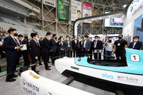 2022 대한민국 드론‧UAM 박람회에서 원희룡 국토교통부 장관이 대우건설 백정완 사장과 함께 대우건설 컨소시엄 부스를 방문해 버티포트 모형을 보며 설명을 듣고 있다