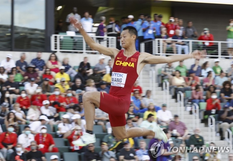 (유진 EPA=연합뉴스) 중국 왕지아난이 17일(한국시간) 미국 오리건주 유진 헤이워드 필드에서 열린 2022 세계육상선수권 남자 멀리뛰기 결선에서 힘차게 도약하고 있다.