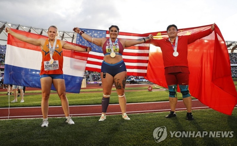 (유진 EPA=연합뉴스) 17일(한국시간) 미국 오리건주 유진 헤이워드 필드에서 열린 여자 해머던지기 결선에서 우승한 체이스 일리(가운데)와 2위 궁리자오(오른쪽), 스힐더르.