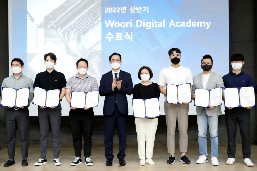 우리금융그룹(회장 손태승)은 지난 15일, 서울 동작구 숭실대학교에서 ‘Woori Digital Academy’ (우리 디지털 아카데미) 2기 수료식을 실시했다. 전상욱 우리금융지주 미래성장총괄 사장(왼쪽부터 4번째)이 연수생들과 함께 기념촬영을 하고 있다. / 사진 제공= 우리금융그룹