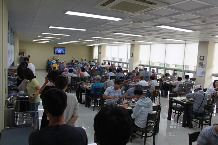 지난 15일 진행 된 초복맞이 삼계탕 나눔 행사 모습 (사진제공 = 담양군)