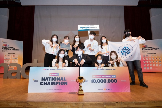 현대해상이 후원하는 ‘2022 인액터스 코리아 국내대회’가 지난 15일부터 이틀간 건국대학교 새천년관 대공연장에서 개최되었다. 이날 대회에서 우승을 차지한 명지대학교 인액터스팀이 기념촬영을 하고 있다.