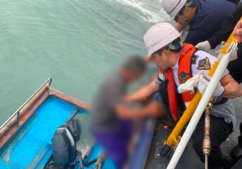 목포해경이 진도군 내병도 인근 해상에 표류됐던 선장을 구조하고 있다. (사진제공 = 목포해양경찰서)