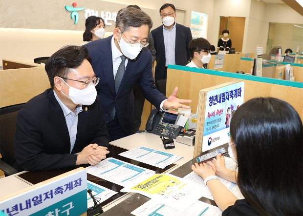하나은행은 18일 오후 하나은행 본점에서 보건복지부와 청년들의 자산형성지원을 위해 도입된 청년내일저축계좌 판매 창구 시범 운영 행사를 가졌다.청년내일저축계좌 가입신청기간 첫날 박성호 하나은행장(사진 오른쪽)과 조규홍 보건복지부 1차관(사진 왼쪽)이 하나은행 영업1부 지점을 찾아 은행을 방문한 청년에게 직접 상담을 진행하고 있다.