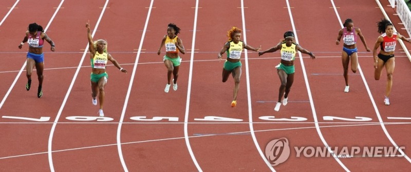 (유진 EPA=연합뉴스) 프레이저-프라이스(왼쪽 두 번째)가 18일(한국시간) 미국 오리건주 유진에서 열린 2022 세계육상선수권 여자 100ｍ 결선에서 10초67의 대회 신기록으로 우승하고 있다.