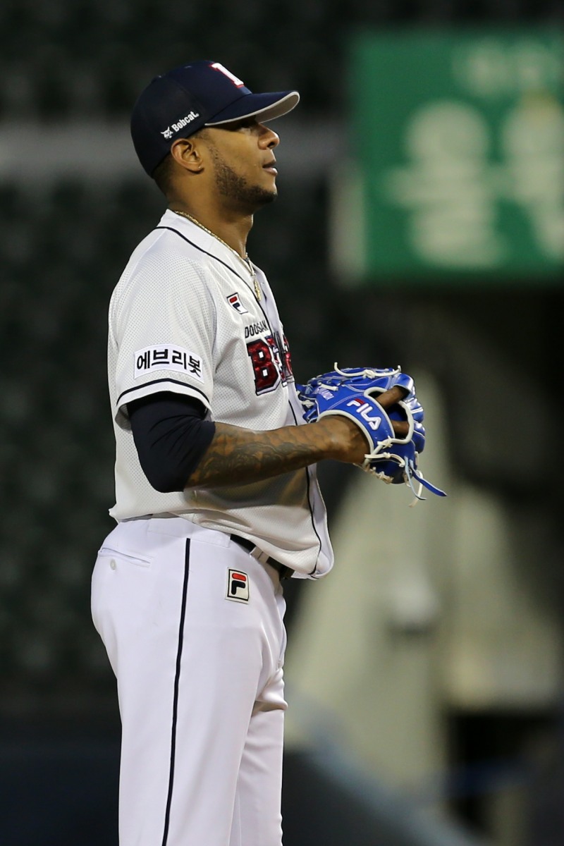 지난해 MVP인 미란다는 올해 단 3게임에 나서고 190만달러를 챙겨 역대 최고 먹튀 외국인선수가 됐다.