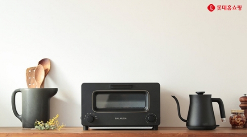 롯데홈쇼핑은 이달 21일(목) ‘최유라쇼’를 통해 프리미엄 가전 브랜드 ‘발뮤다’ 론칭 7주년 특집방송을 진행한다. (가운데) 발뮤다 더 토스터, (오른쪽 첫 번째) 발뮤다 더 팟