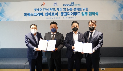 강용수 동원디어푸드 대표(왼쪽에서 세번째), 조문호 피에스코리아 대표(왼쪽에서 두번째), 신기한 펫파트너 대표(왼쪽에서 네번째)가 18일 서울시 서초구 동원산업빌딩에서 업무 협약을 맺고 기념 사진 촬영을 하고 있다