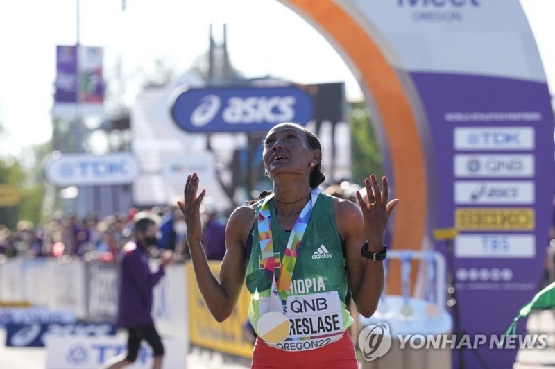 (유진 AP=연합뉴스) 에티오피아의 게브르슬라세가 18일(현지시간) 미국 오리건주 유진에서 열린 2022 세계육상선수권대회 여자 마라톤에서 우승한 뒤 기뻐하고 있다.