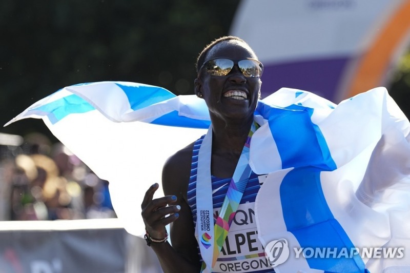 (유진 AP=연합뉴스) 케냐 출신 이스라엘 마라토너 살페터가 18일(현지시간) 미국 오리건주 유진에서 열린 2022 세계육상선수권대회 여자 마라톤에서 3위에 오른 뒤 기뻐하고 있다.