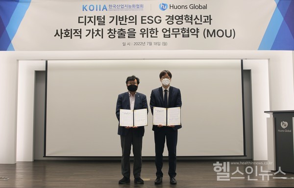 (왼쪽부터)한국산업지능화협회이상진본부장,휴온스글로벌경영기획실박성권이사(휴온스글로벌제공)
