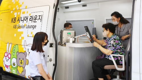 지난 18일 서울시 중랑구 용마경로복지센터에서 시니어고객들이 'KB 시니어 라운지'를 이용하고 있다. / 사진 제공 = KB국민은행
