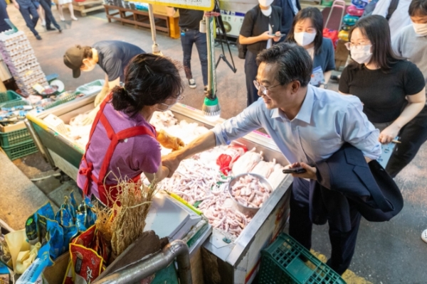 전통시장 찾은 김지사